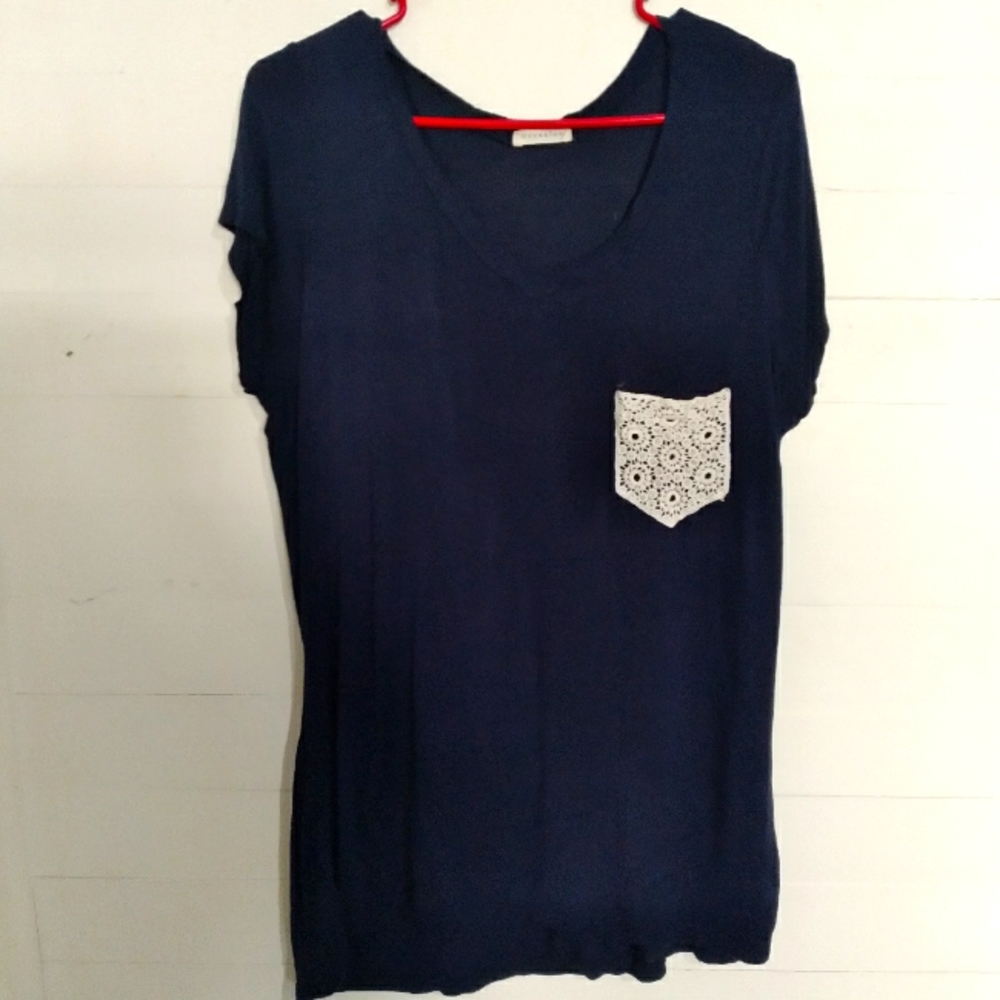 Navy blue shirt with white lace pocket.